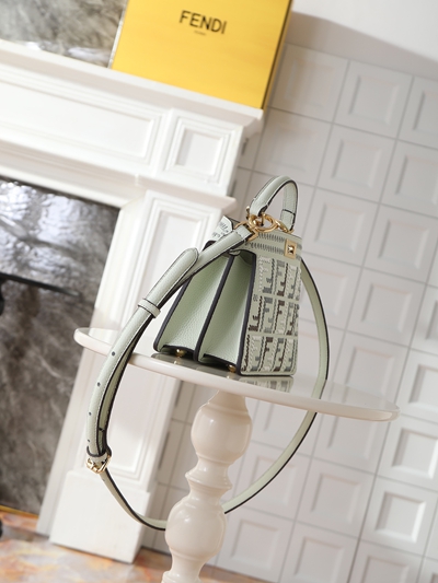 フェンディバッグ背面デザイン